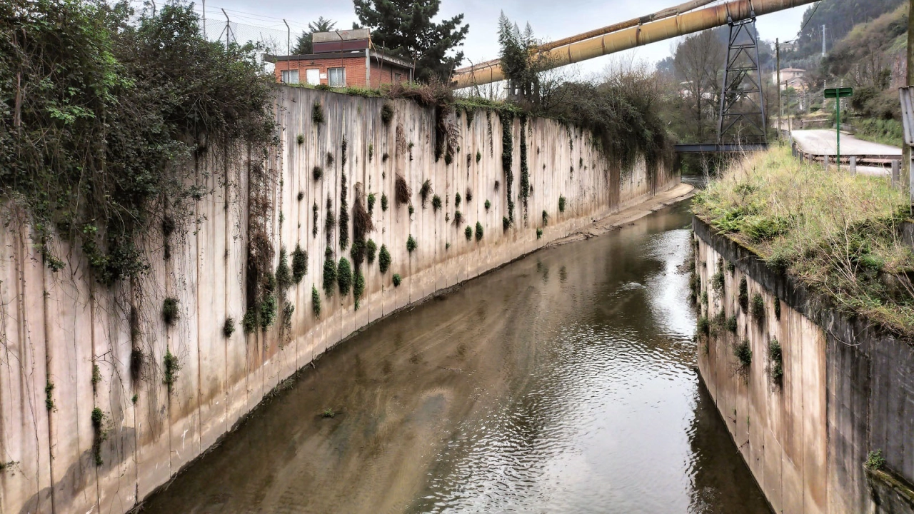 Río canalizado